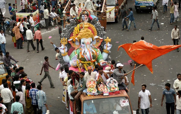 Ganesha idool worden vervoerd voor onderdompeling — Stockfoto