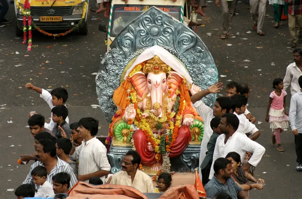 Los ídolos de Ganesha están siendo transportados para la inmersión — Foto de Stock