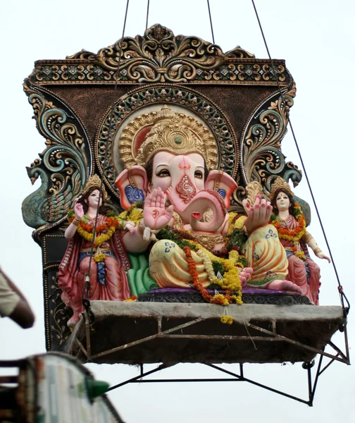 Ganesha idol lifted by crane for immersion — Stock Photo, Image