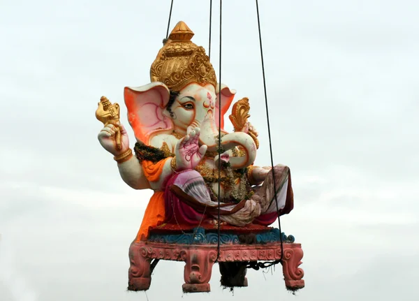 Ganesha ídolo levantado por grúa para inmersión — Foto de Stock