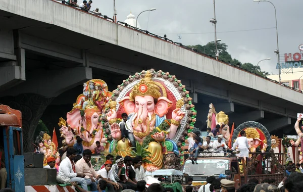Ganesha-Idole werden zum Eintauchen transportiert — Stockfoto