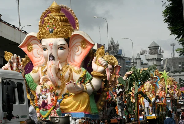 Ganesha idoler transporteras för nedsänkning — Stockfoto