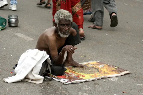 Un vieil Indien cherche de l'aide dans la rue Images De Stock Libres De Droits
