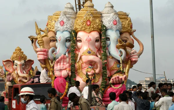 Ganesha idool worden vervoerd voor onderdompeling Stockafbeelding