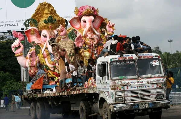 Des idoles de Ganesha sont transportées pour immersion Images De Stock Libres De Droits