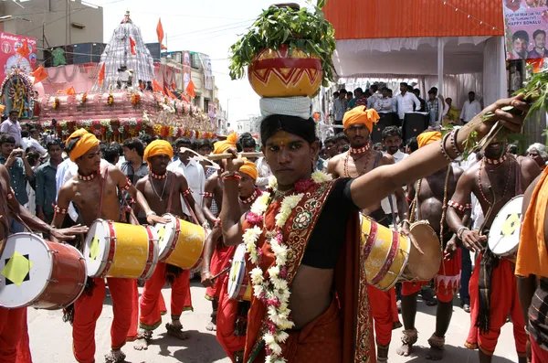 Devoto hindú llevando a Bonalu al templo Imagen De Stock