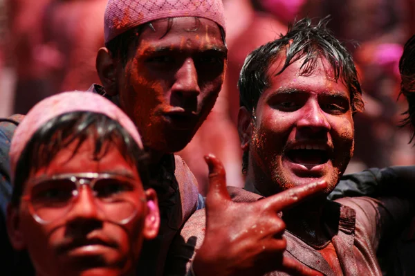 Indiska hinduer fira holi festval — Stockfoto