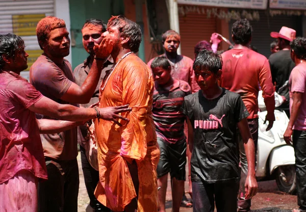 Indiska hinduer fira holi festval — Stockfoto