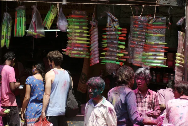 Indiska hinduer shopping för att fira holi festval — Stockfoto