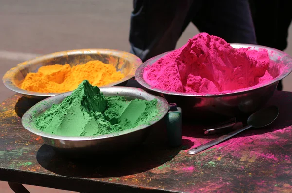 Venta de polvos de colores en la calle para Holi Imágenes De Stock Sin Royalties Gratis