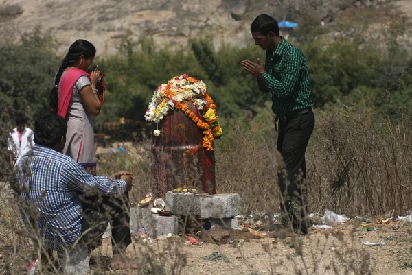 Hinduističtí věřící přizváním maha Šiva ratri abhishekam lorda shiva socha — Stock fotografie