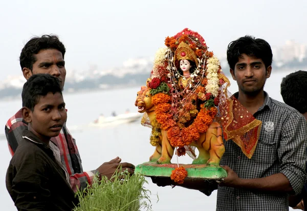 Os devotos hindus realizam puja — Fotografia de Stock