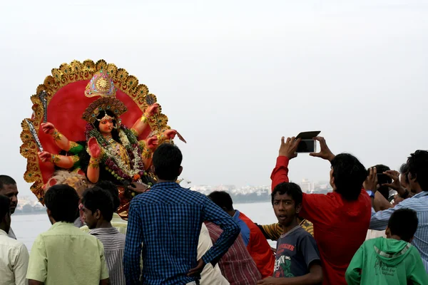 Dévots hindous effectuer puja Photo De Stock