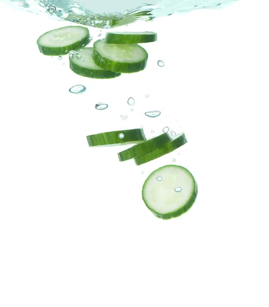 Komkommer in helder water — Stockfoto