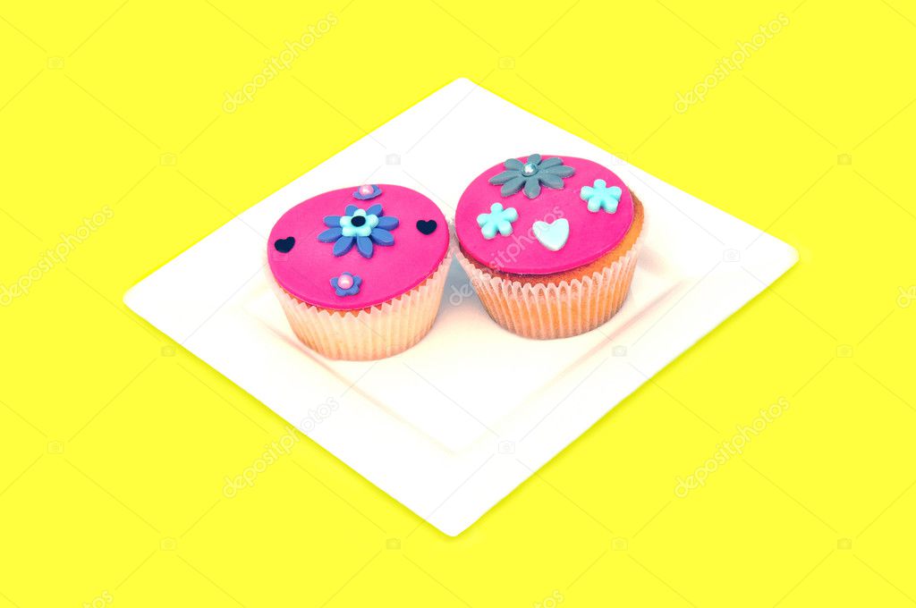 Plate with colorful cup-cakes