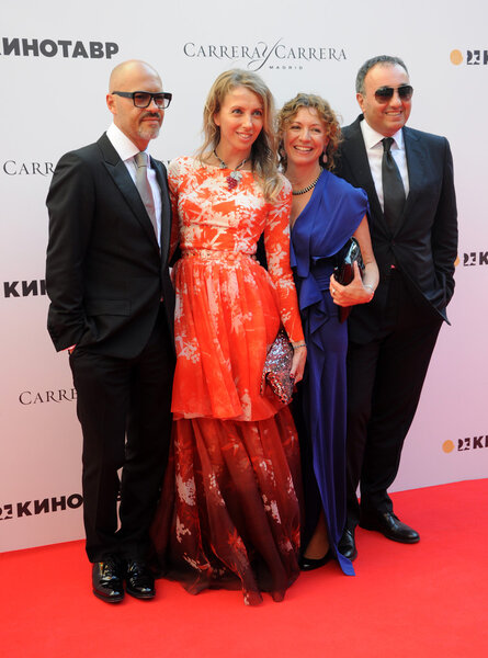 Фёдор Бондарчук, Александр Роднянский с женами
