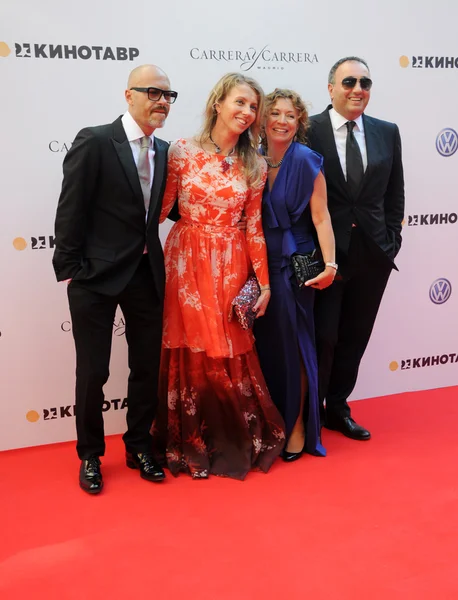 Fiodor Bondarchuk, Alexander Rodnyansky con sus esposas — Foto de Stock