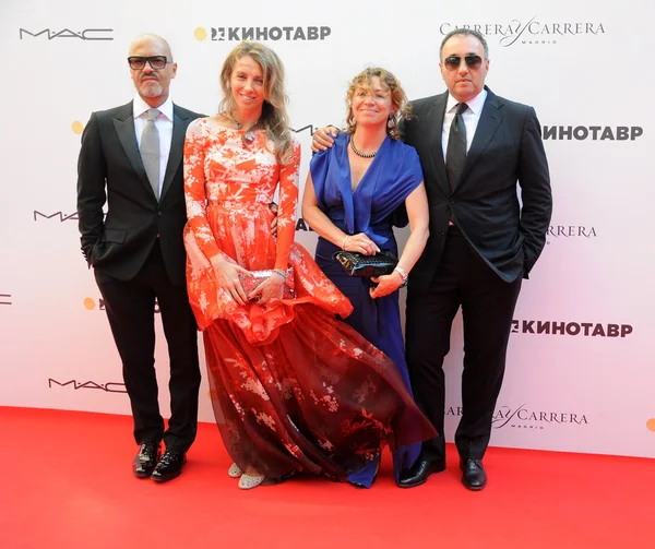 Fiodor Bondarchuk, Alexander Rodnyansky con sus esposas — Foto de Stock