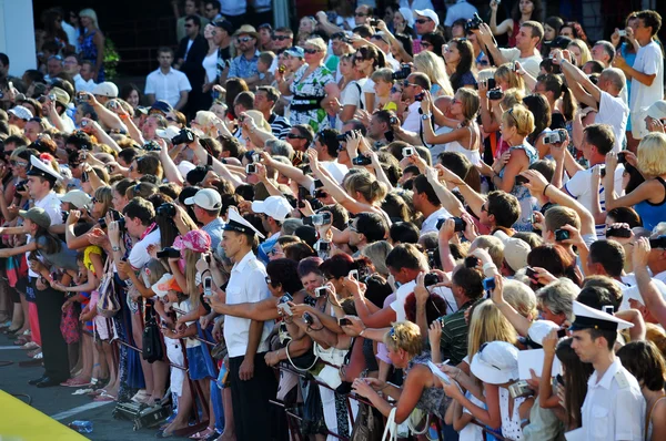 La foule de drôles à l'Open Russian Film Festival "Kinotavr " — Photo