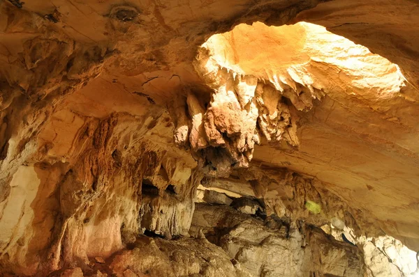 Stalaktiter i en grotta — Stockfoto