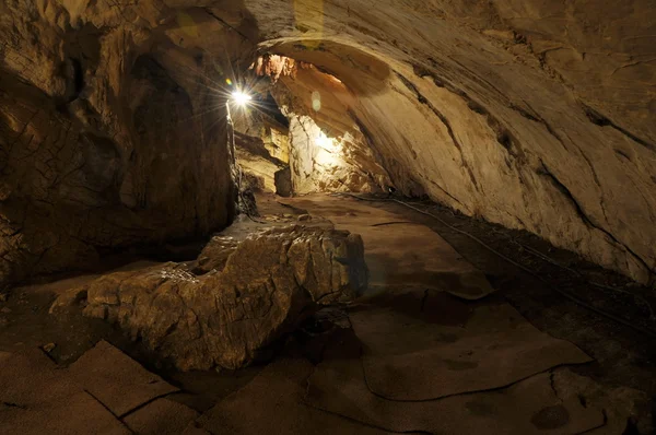Свет в пещере — стоковое фото