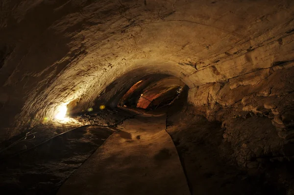 Un couloir sombre dans une grotte — Photo