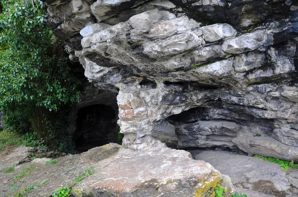 Zaloguj się w jaskini ahshtyrskaya w Soczi national park — Zdjęcie stockowe