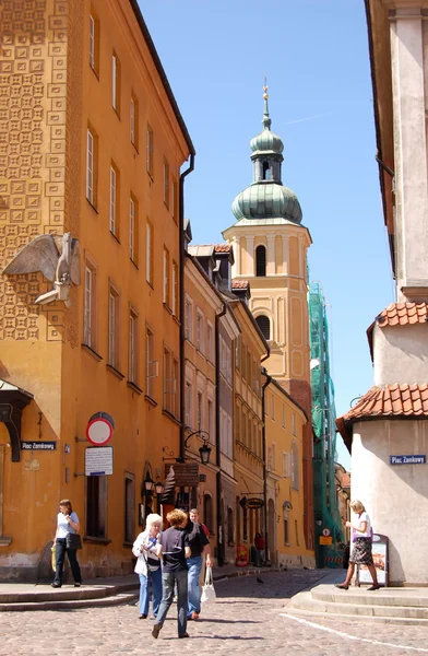 Turister på castle square i Warszawa — Stockfoto