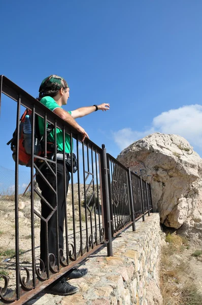 Turista masculino en la fortaleza de Chembalo Genovés — Foto de Stock