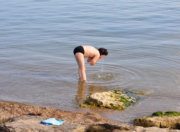 Man washes in a lake — Stock Photo, Image