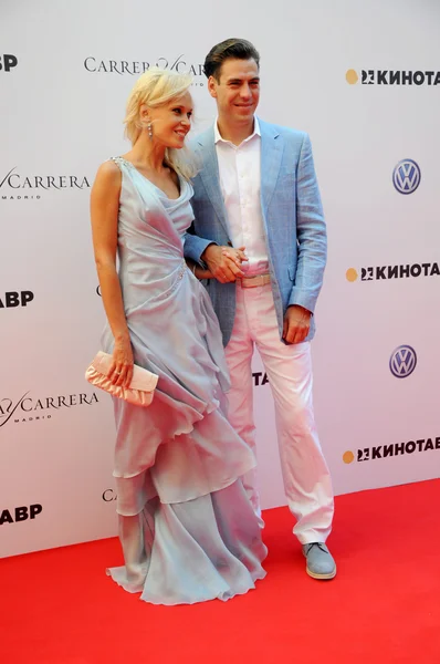 El actor Dmitry Dyuzhev con su esposa Tatiana — Foto de Stock