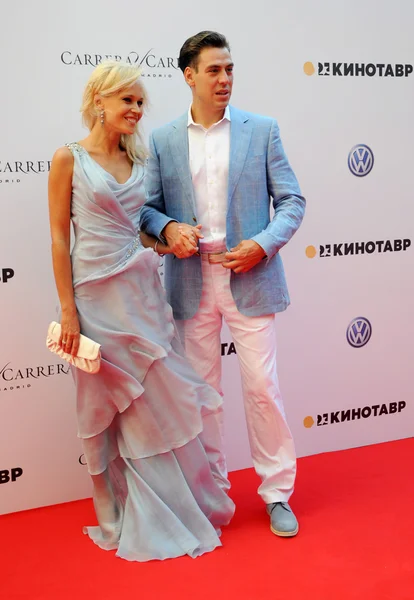 El actor Dmitry Dyuzhev con su esposa Tatiana — Foto de Stock