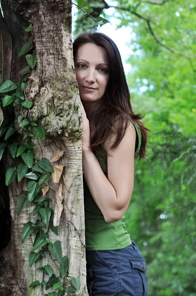 Brunette teef in het park — Stockfoto