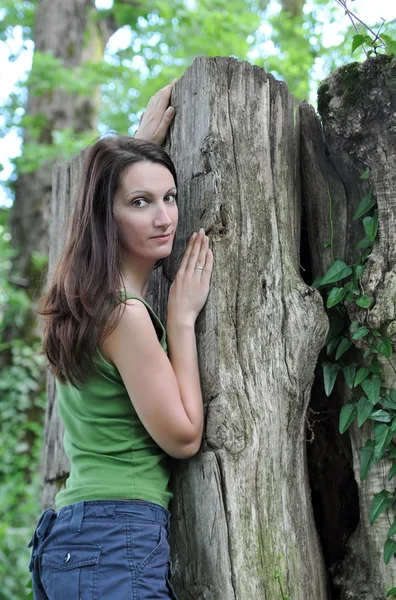 Žena stojící na starý strom — Stock fotografie
