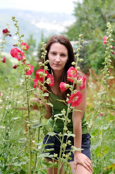 Kvinna i en blommor — Stockfoto