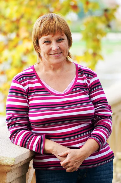 Ziemlich reife Frau auf der Natur — Stockfoto