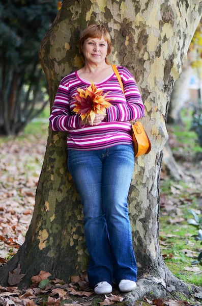 Retrato de uma mulher adulta ao ar livre — Fotografia de Stock