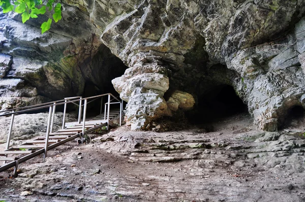 Schody do jaskini Ahshtyrskaya w Soczi National Park — Zdjęcie stockowe
