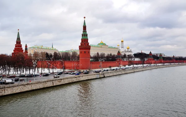 Kremlin embankment, Moskou rivier en het architecturale ensemble van het Kremlin van Moskou — Stockfoto