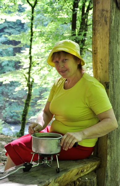 Touriste féminine dans une forêt — Photo