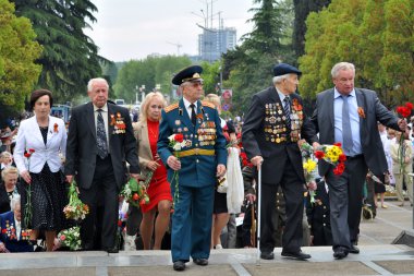 vatandaşlar ve Gaziler çiçek zafer anıtı yatıyordu.