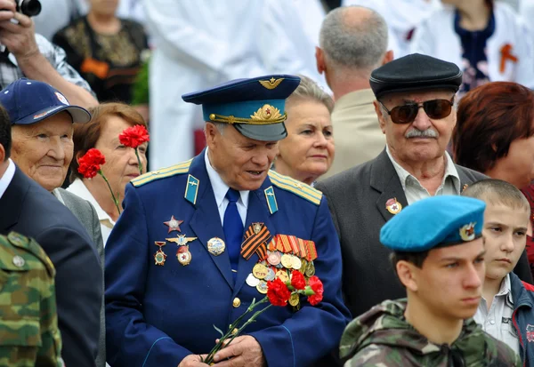 Veteranos colocam flores no Monumento da Vitória — Fotografia de Stock