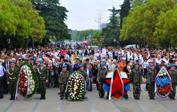 Citizens lay flowers at Victory Monument — Stock Photo, Image