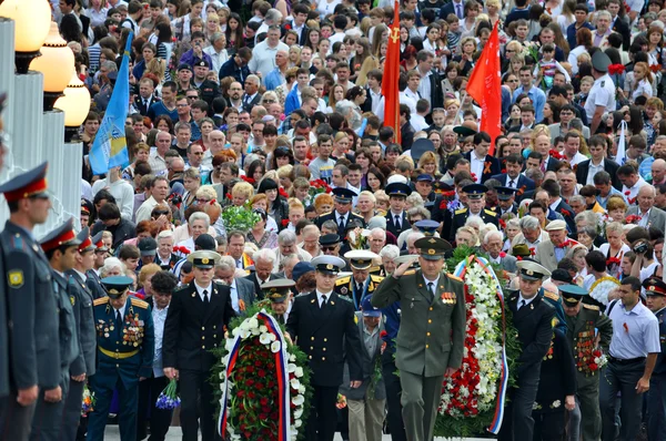 Menschenmenge aus Bürgern und Veteranen legt Blumen am Siegesdenkmal nieder — Stockfoto