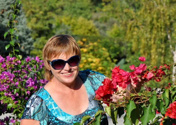 Vrouw in een tuin — Stockfoto