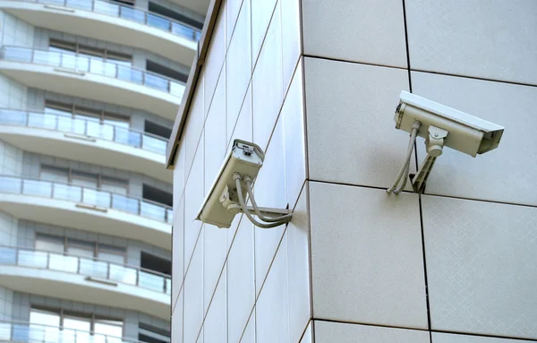 Duas câmeras de CCTV no cone — Fotografia de Stock