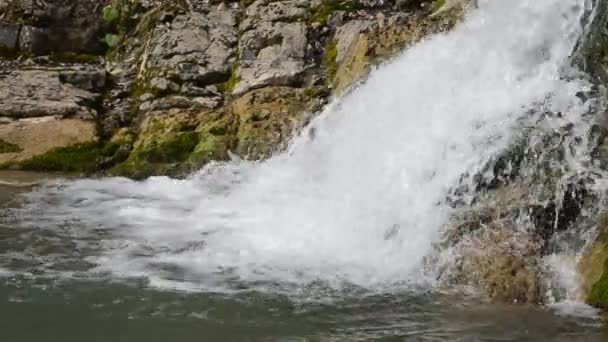 Cascade dans le parc national de Sotchi, Russie 
