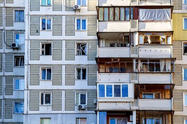 Kyiv, Ukrayna - 21 Mart 2022: Kyiv yerleşim bölgesine füze saldırısı. Sivillerin bombalanması.