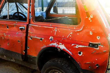 Kyiv, Ukrayna - 21 Mart 2022: Savaş Rusya ve Ukrayna arasındadır. Kyiv 'de makineli tüfekle vurulduktan sonra araba.