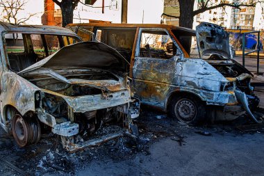 Kyiv, Ukrayna - 21 Mart 2022: Kiev 'in bombalanması sonucu yanan arabalar. Rus ordusunun Ukrayna 'ya karşı saldırısı. Kyiv yerleşim bölgesine füze saldırısı. Sivillerin bombalanması.